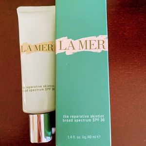 SOLD - La Mer The Reparative Skintint Light 02
